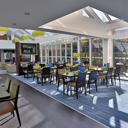 Holiday Inn Express Windsor By Ihg Exterior photo