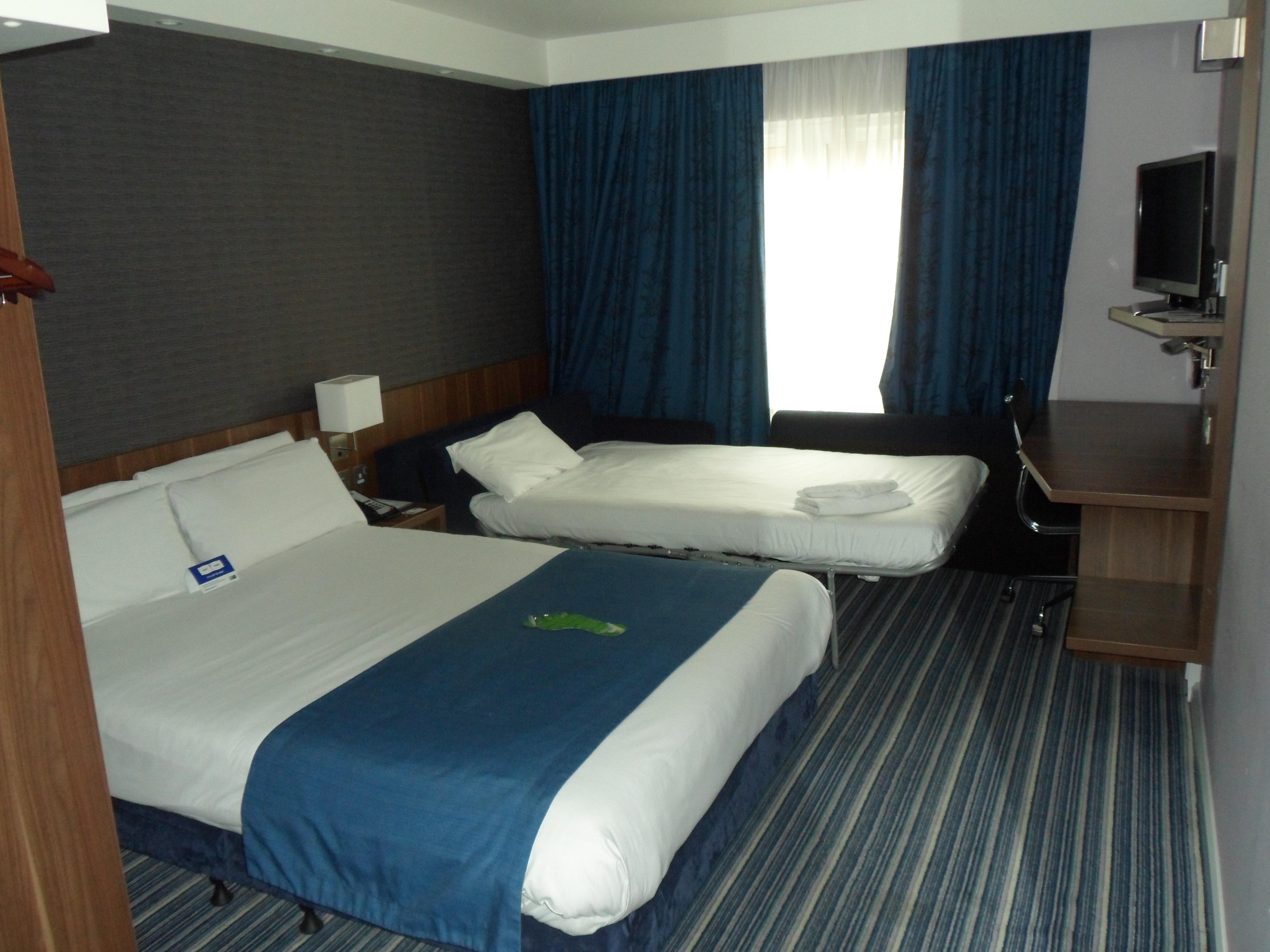 Holiday Inn Express Windsor By Ihg Exterior photo