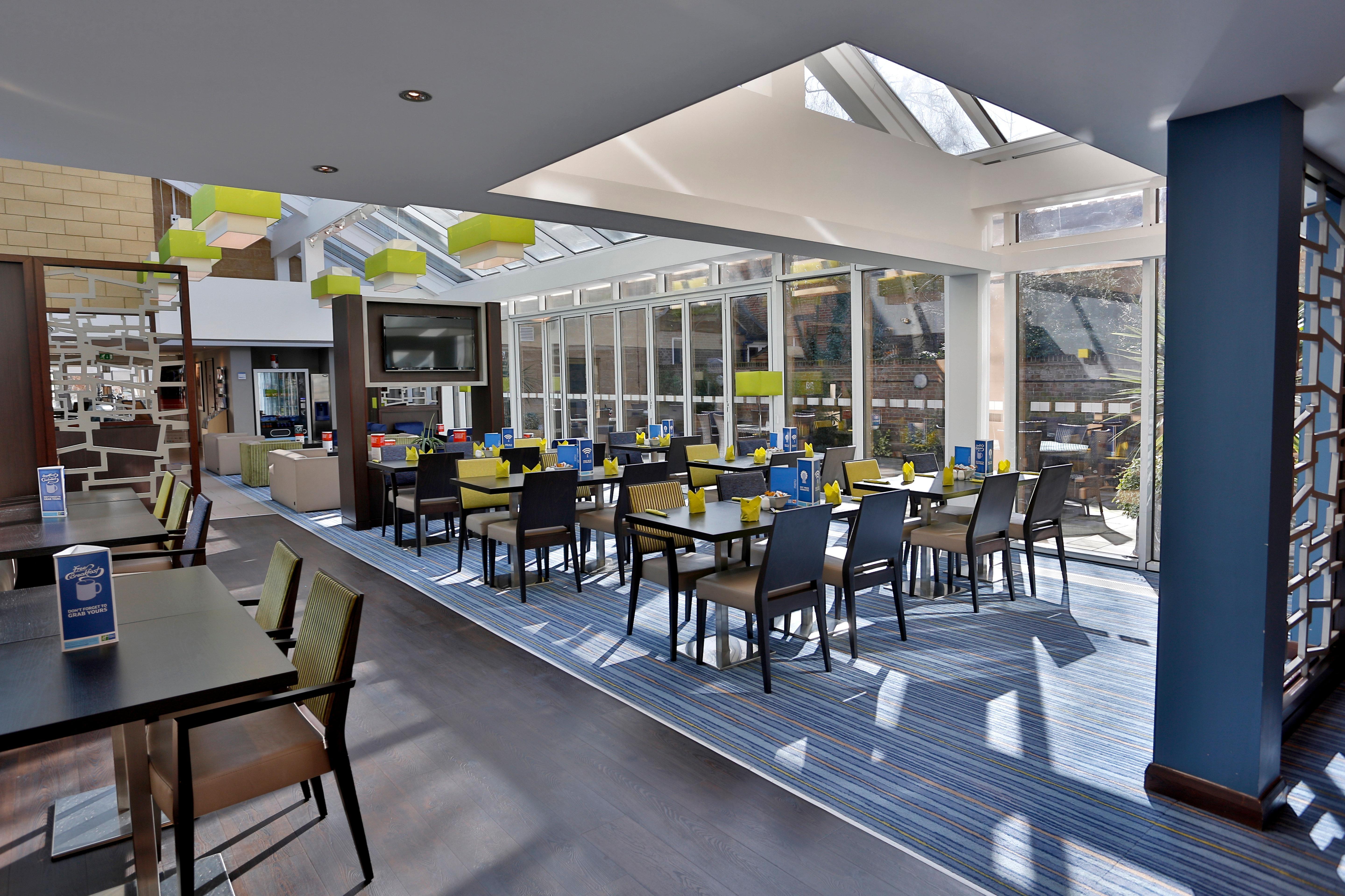 Holiday Inn Express Windsor By Ihg Exterior photo