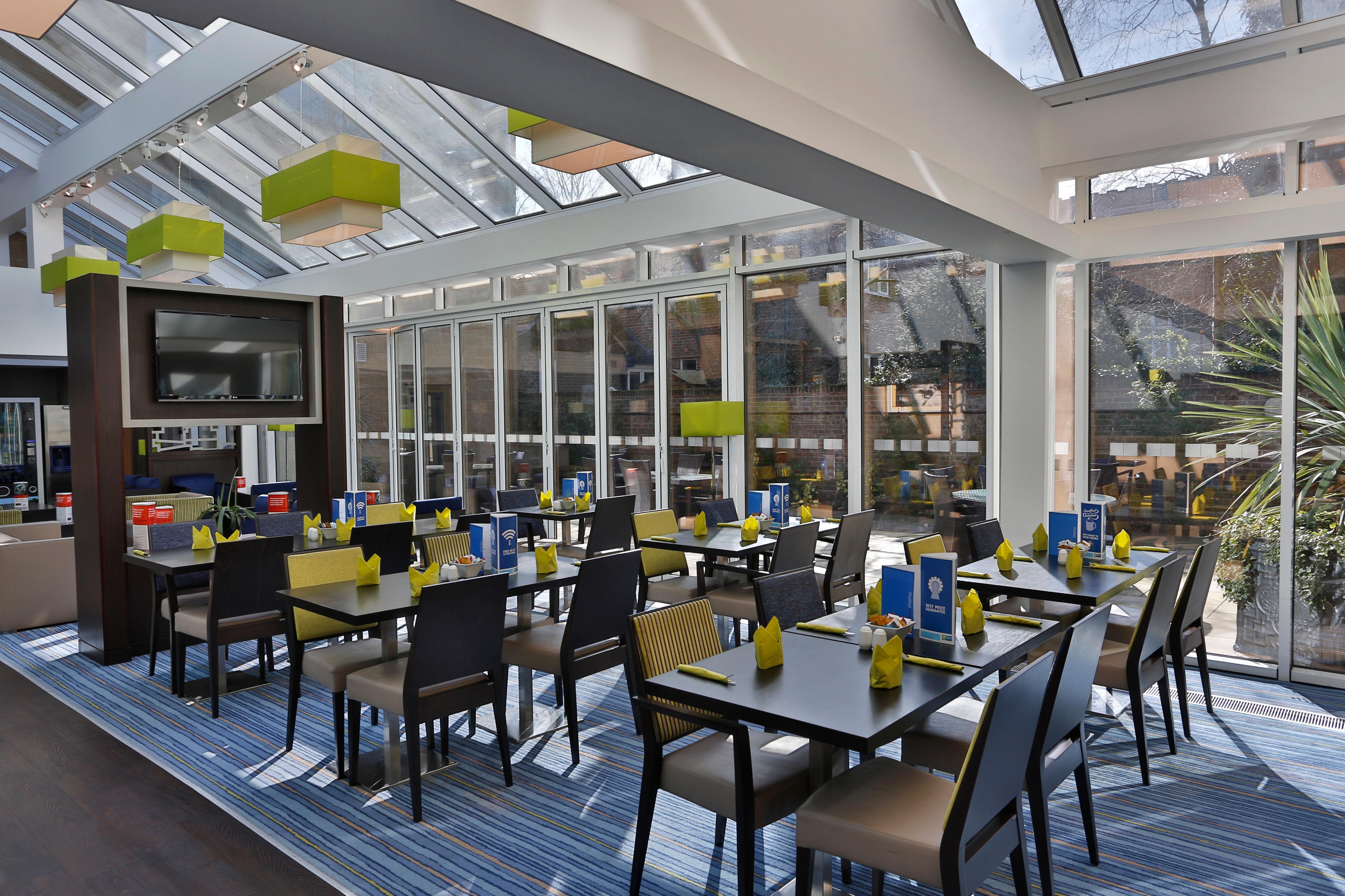 Holiday Inn Express Windsor By Ihg Exterior photo