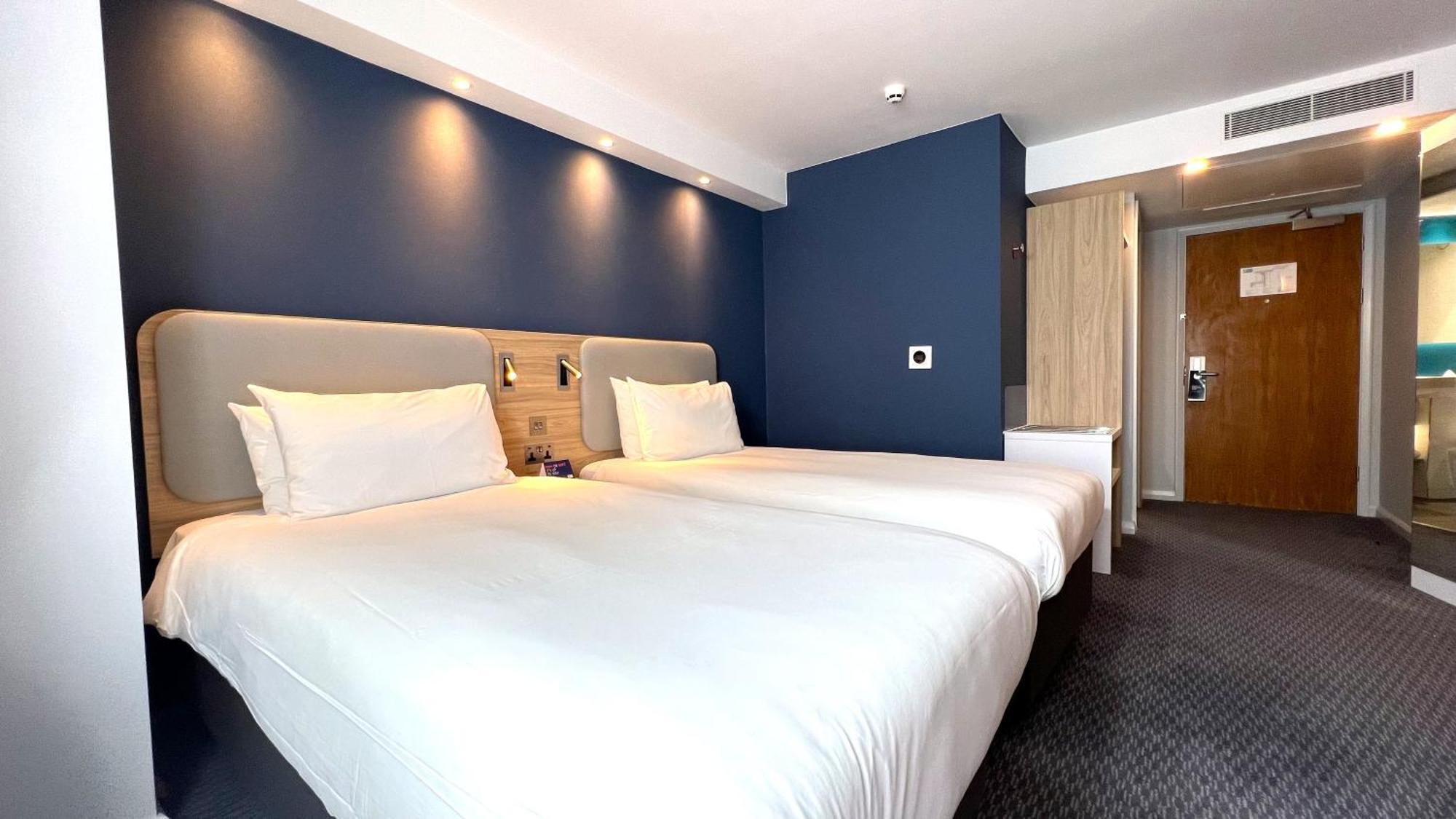 Holiday Inn Express Windsor By Ihg Exterior photo