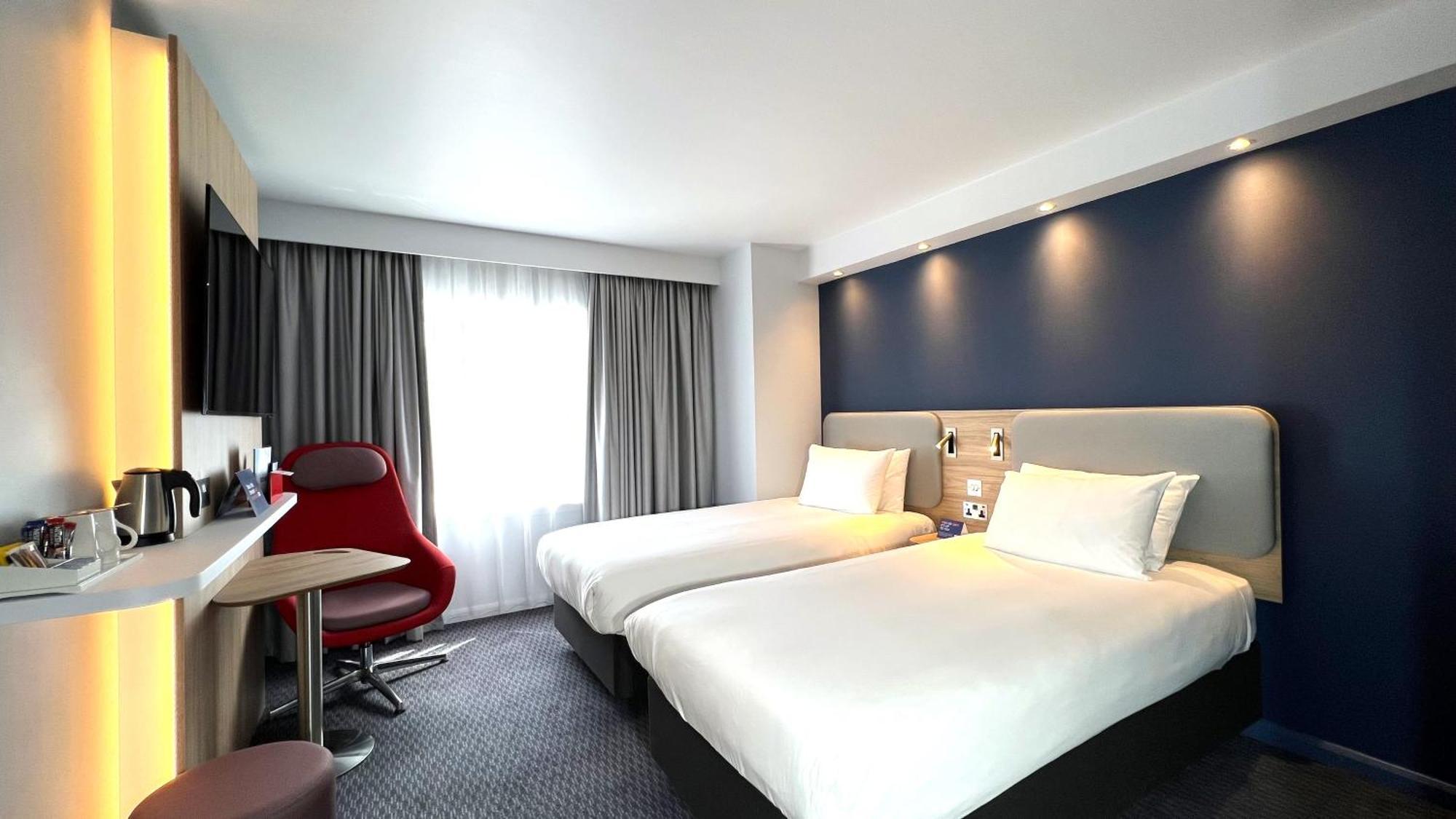 Holiday Inn Express Windsor By Ihg Exterior photo