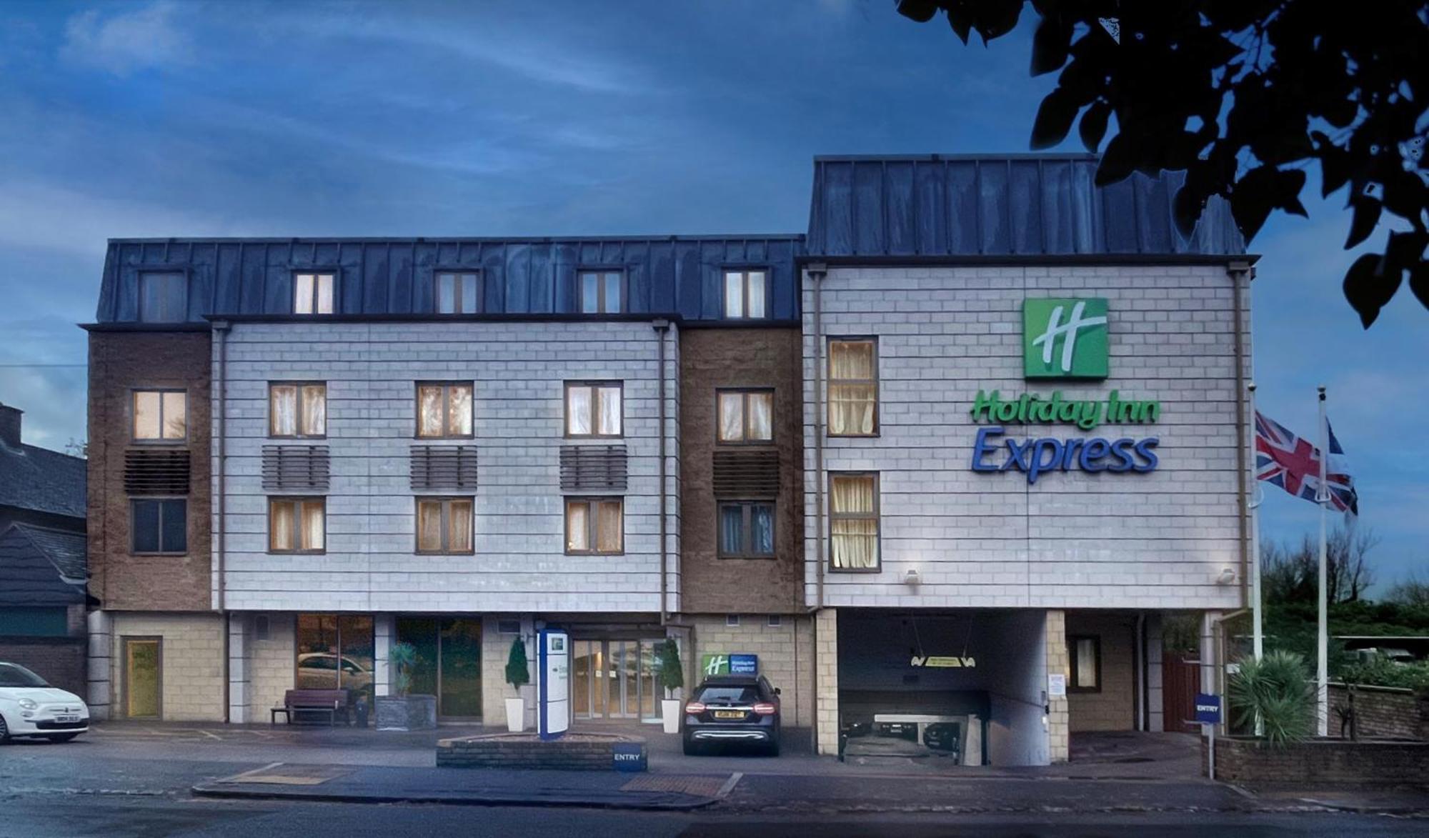 Holiday Inn Express Windsor By Ihg Exterior photo