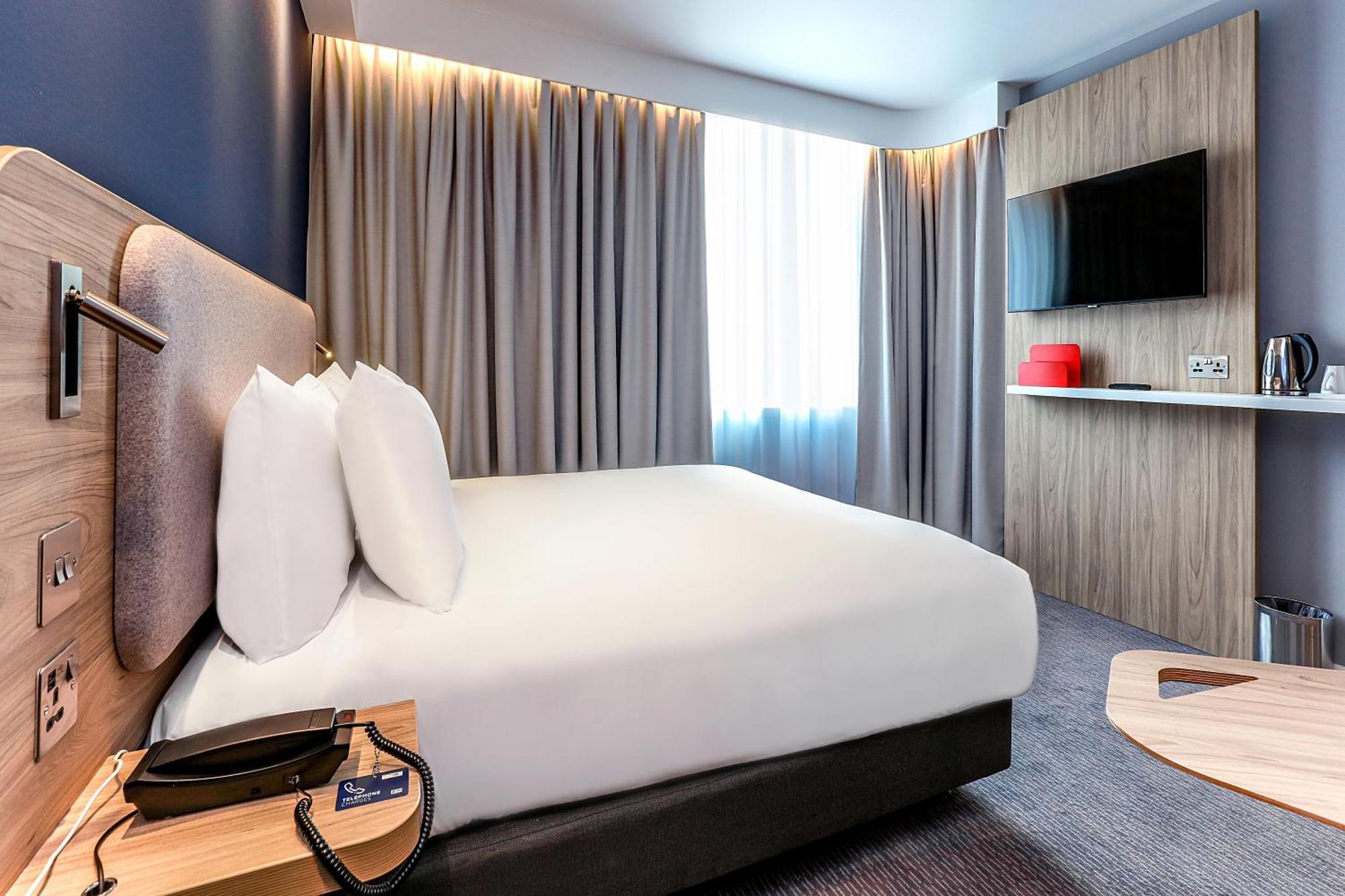 Holiday Inn Express Windsor By Ihg Exterior photo