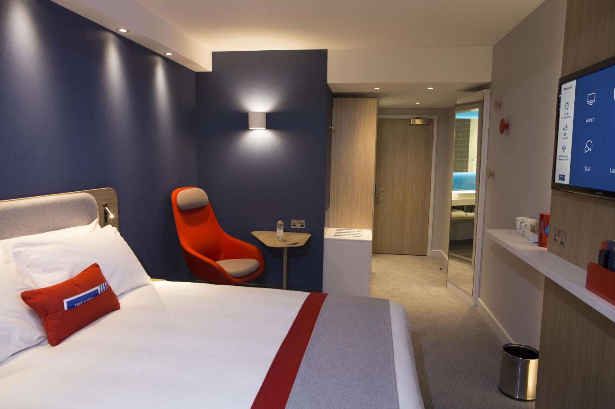 Holiday Inn Express Windsor By Ihg Exterior photo