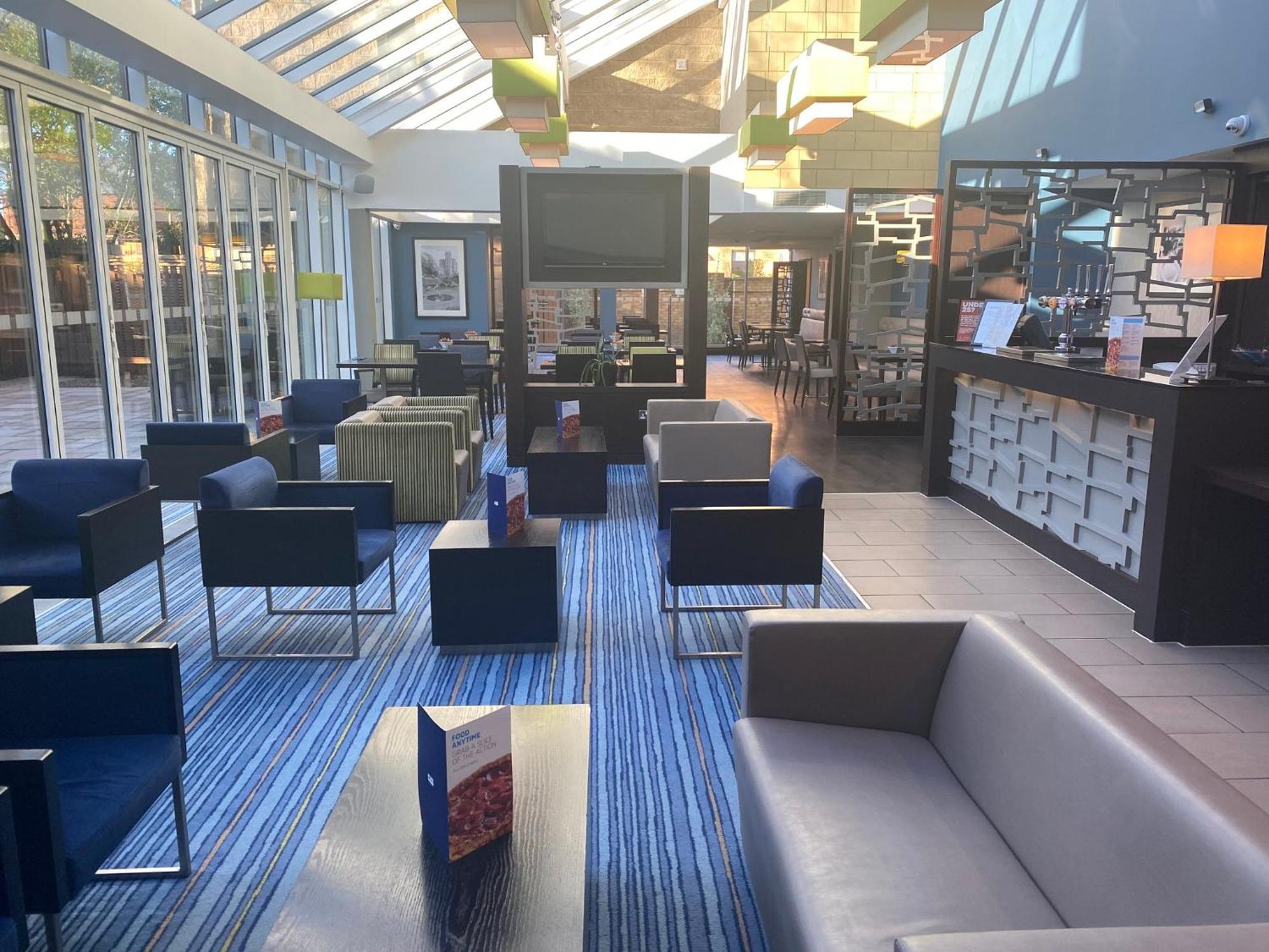 Holiday Inn Express Windsor By Ihg Exterior photo