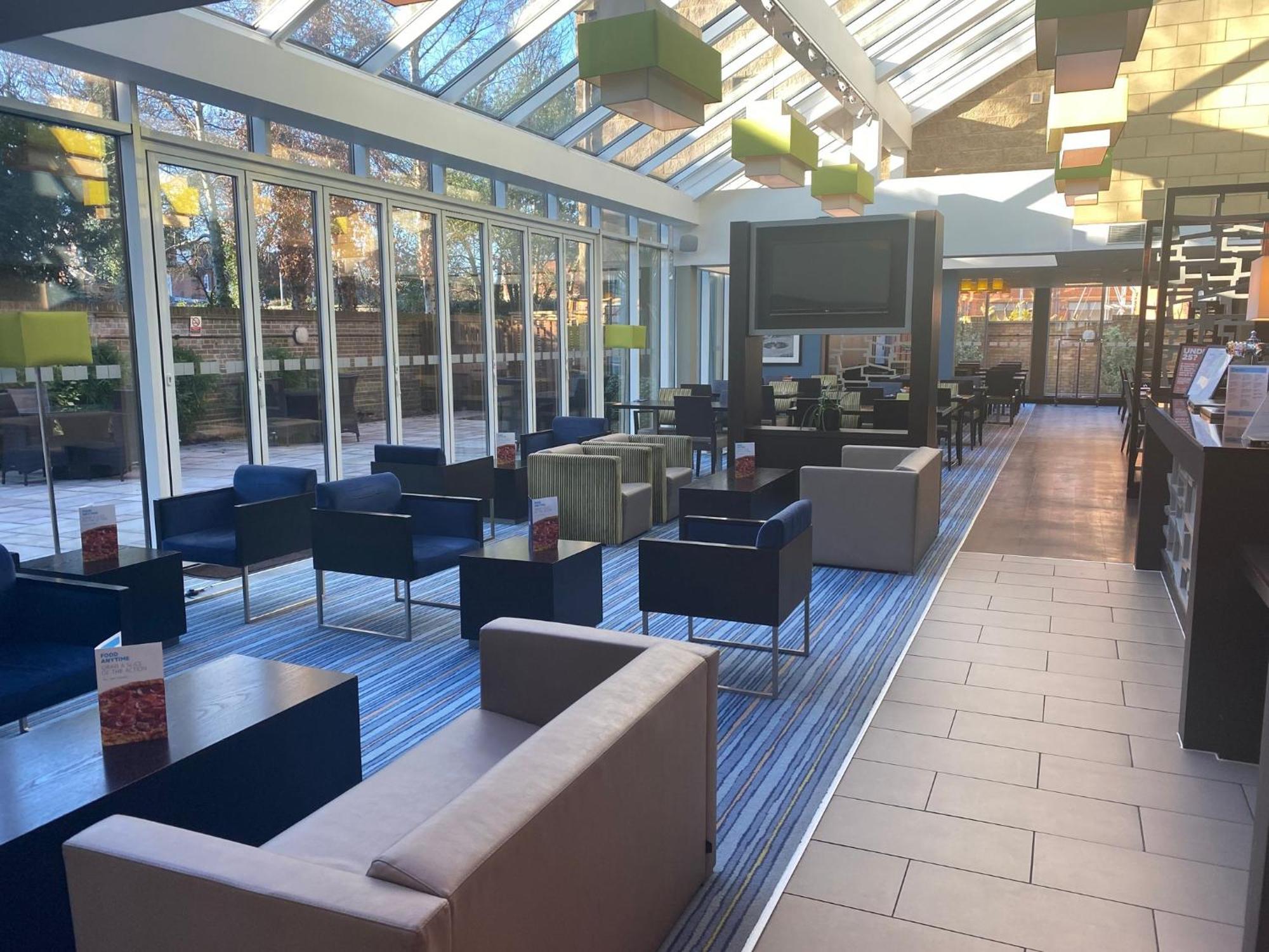 Holiday Inn Express Windsor By Ihg Exterior photo