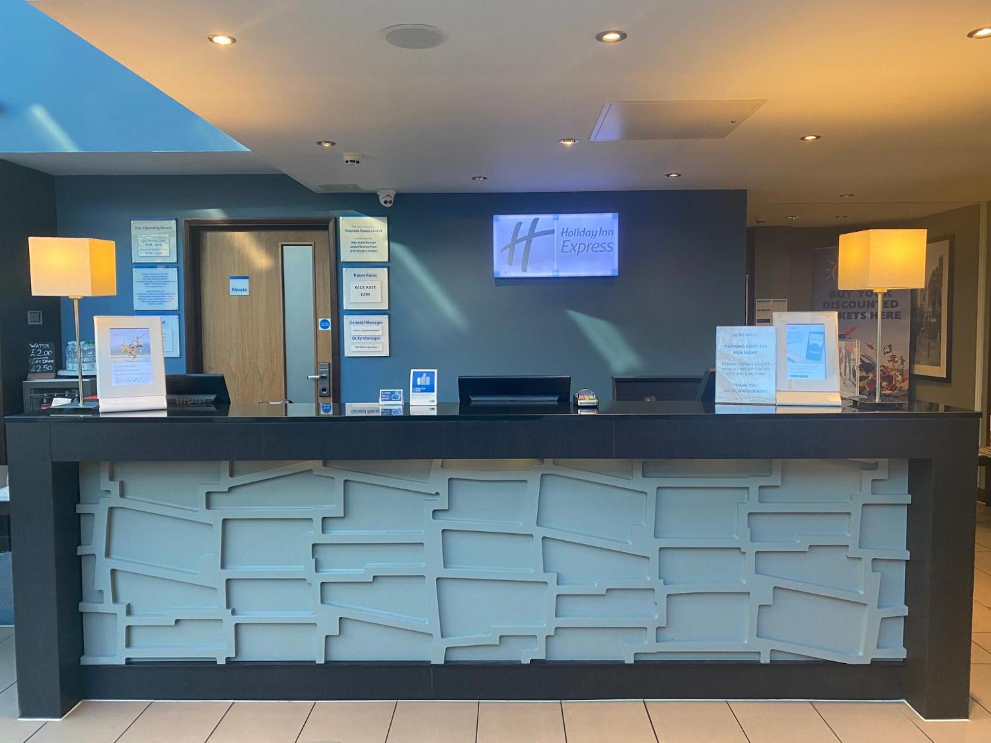 Holiday Inn Express Windsor By Ihg Exterior photo