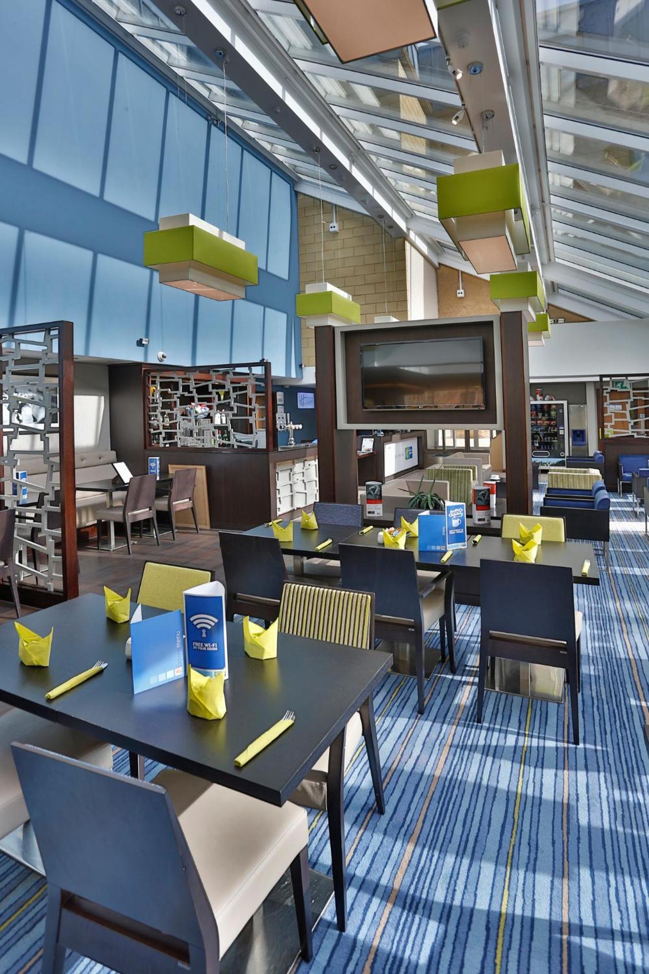 Holiday Inn Express Windsor By Ihg Exterior photo