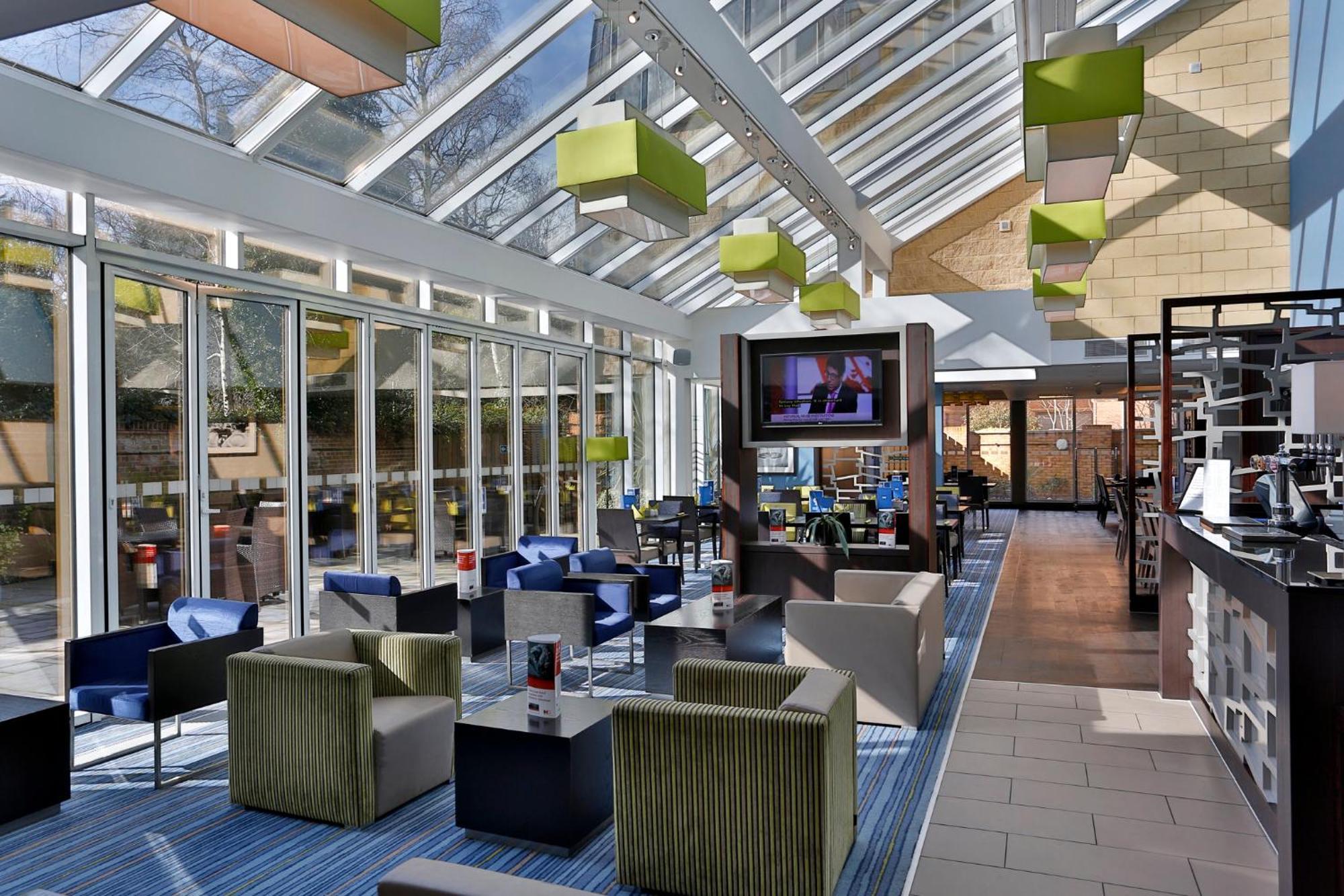 Holiday Inn Express Windsor By Ihg Exterior photo