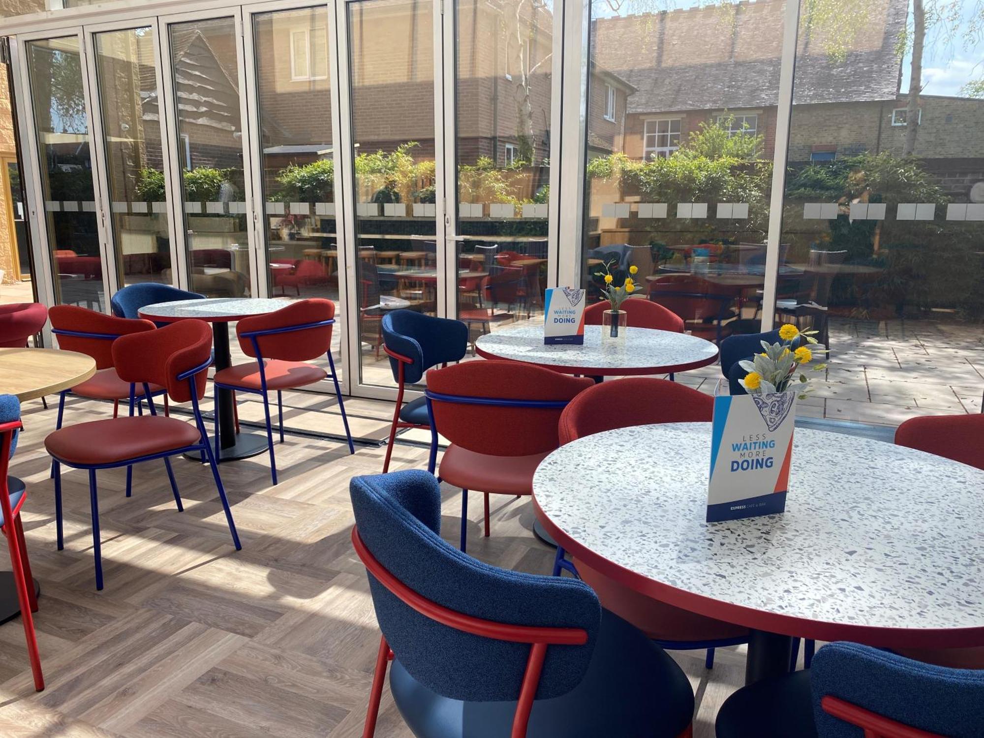 Holiday Inn Express Windsor By Ihg Exterior photo