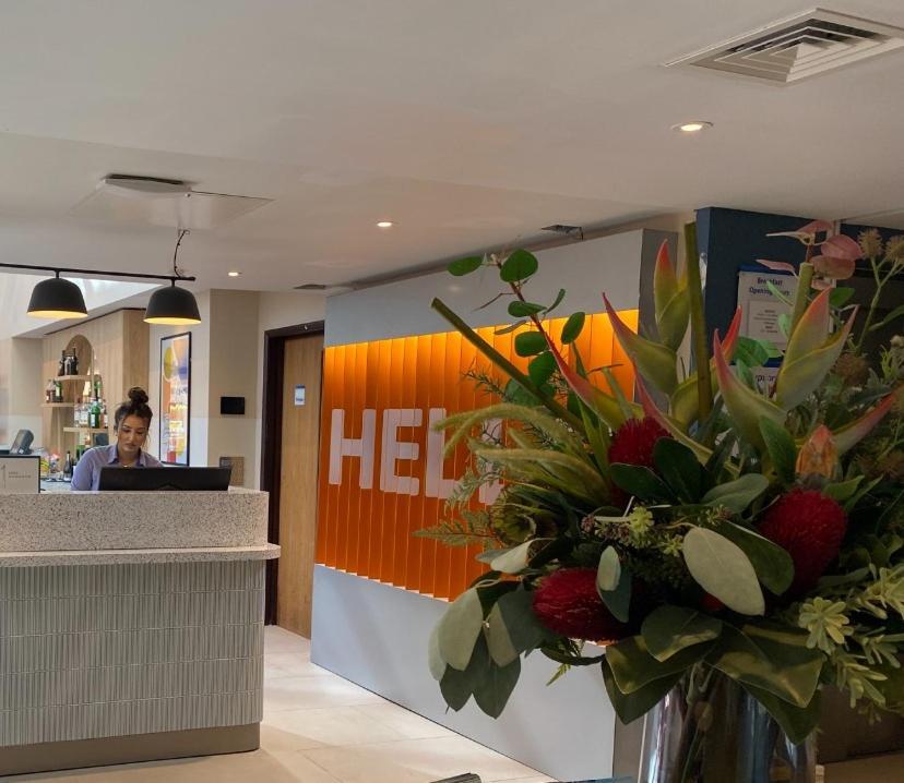 Holiday Inn Express Windsor By Ihg Exterior photo