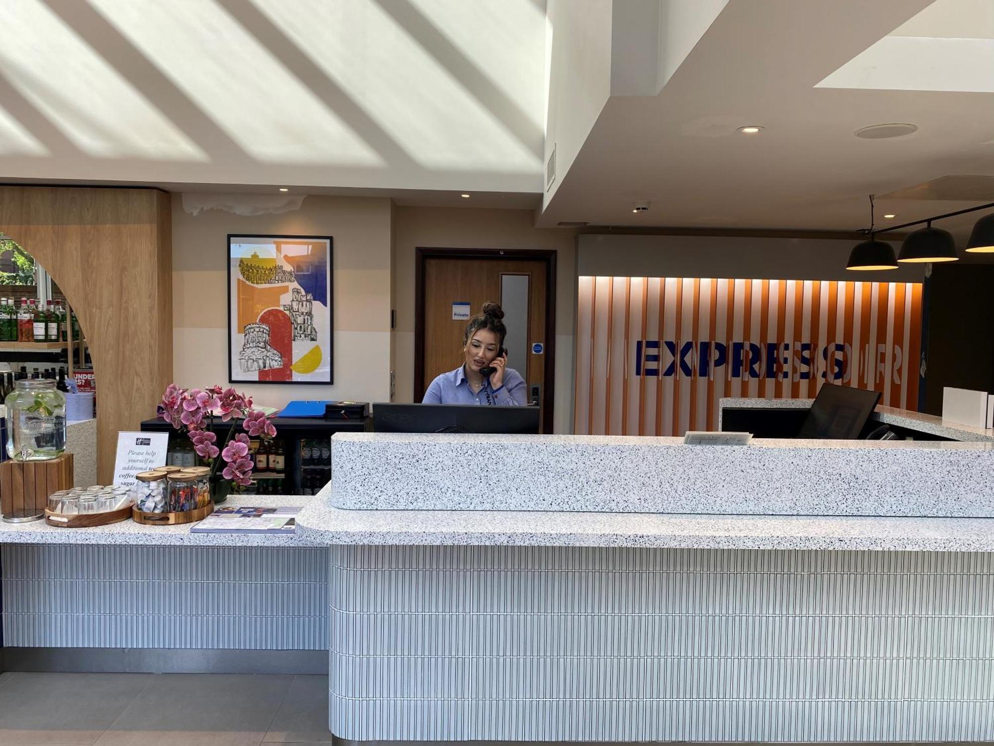 Holiday Inn Express Windsor By Ihg Exterior photo