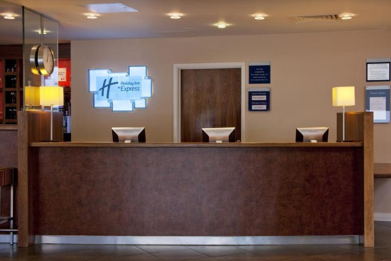 Holiday Inn Express Windsor By Ihg Exterior photo