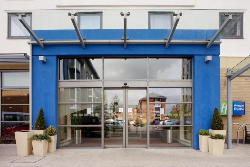 Holiday Inn Express Windsor By Ihg Exterior photo