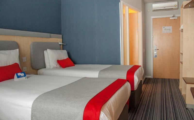 Holiday Inn Express Windsor By Ihg Exterior photo