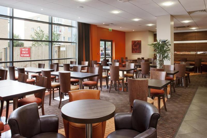 Holiday Inn Express Windsor By Ihg Exterior photo