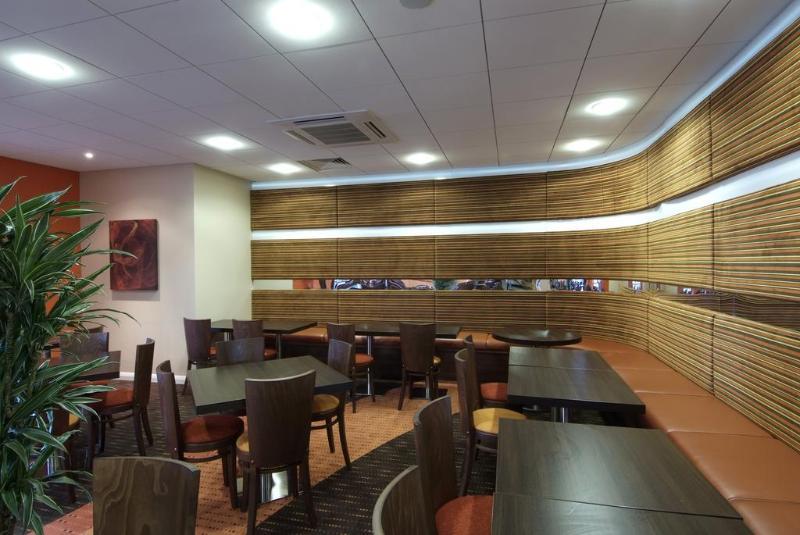Holiday Inn Express Windsor By Ihg Exterior photo
