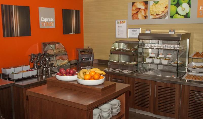 Holiday Inn Express Windsor By Ihg Exterior photo