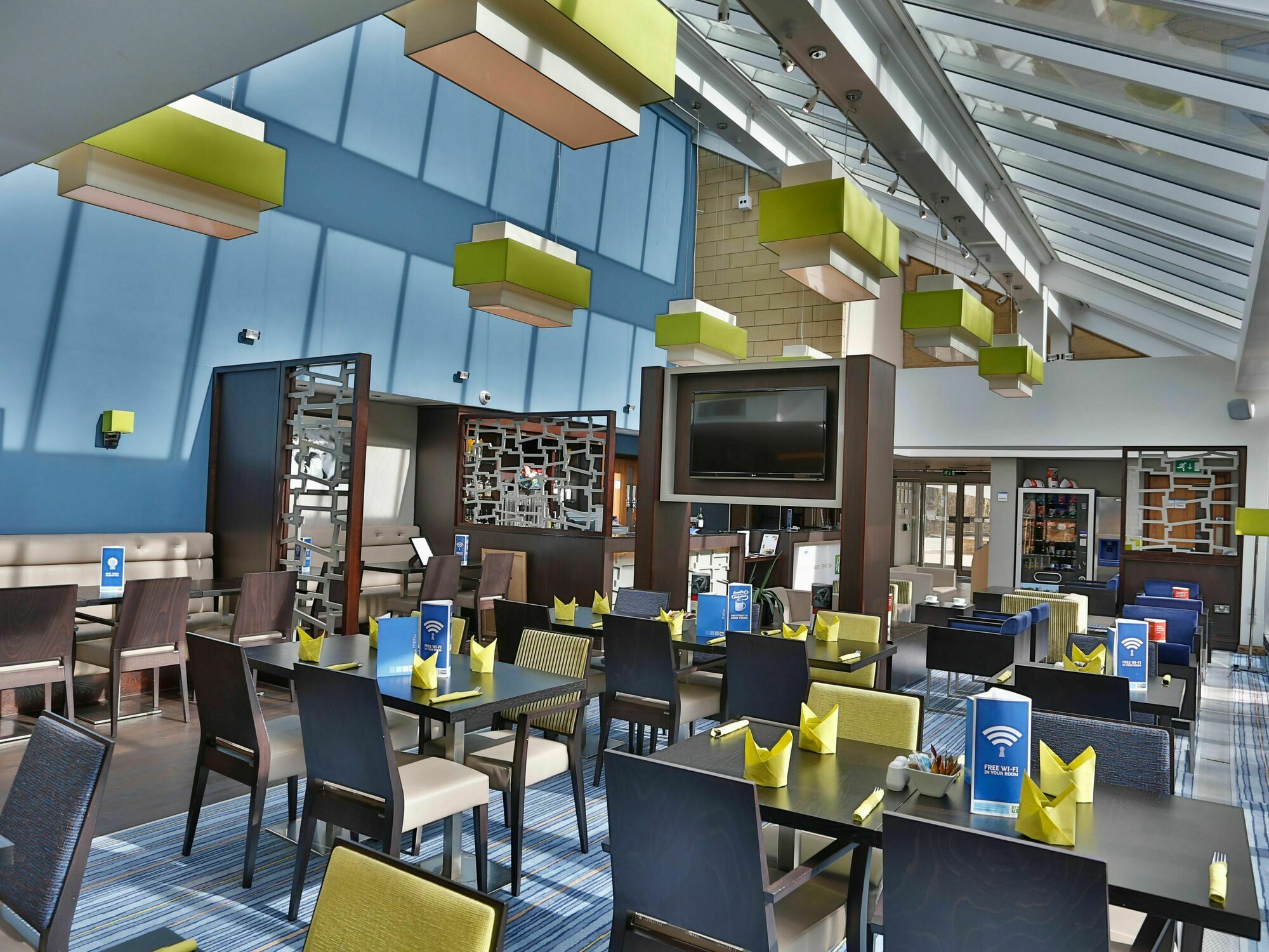 Holiday Inn Express Windsor By Ihg Exterior photo
