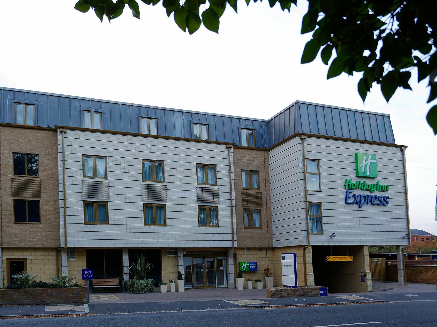 Holiday Inn Express Windsor By Ihg Exterior photo