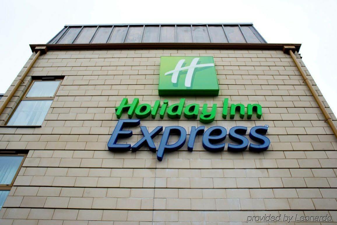 Holiday Inn Express Windsor By Ihg Exterior photo