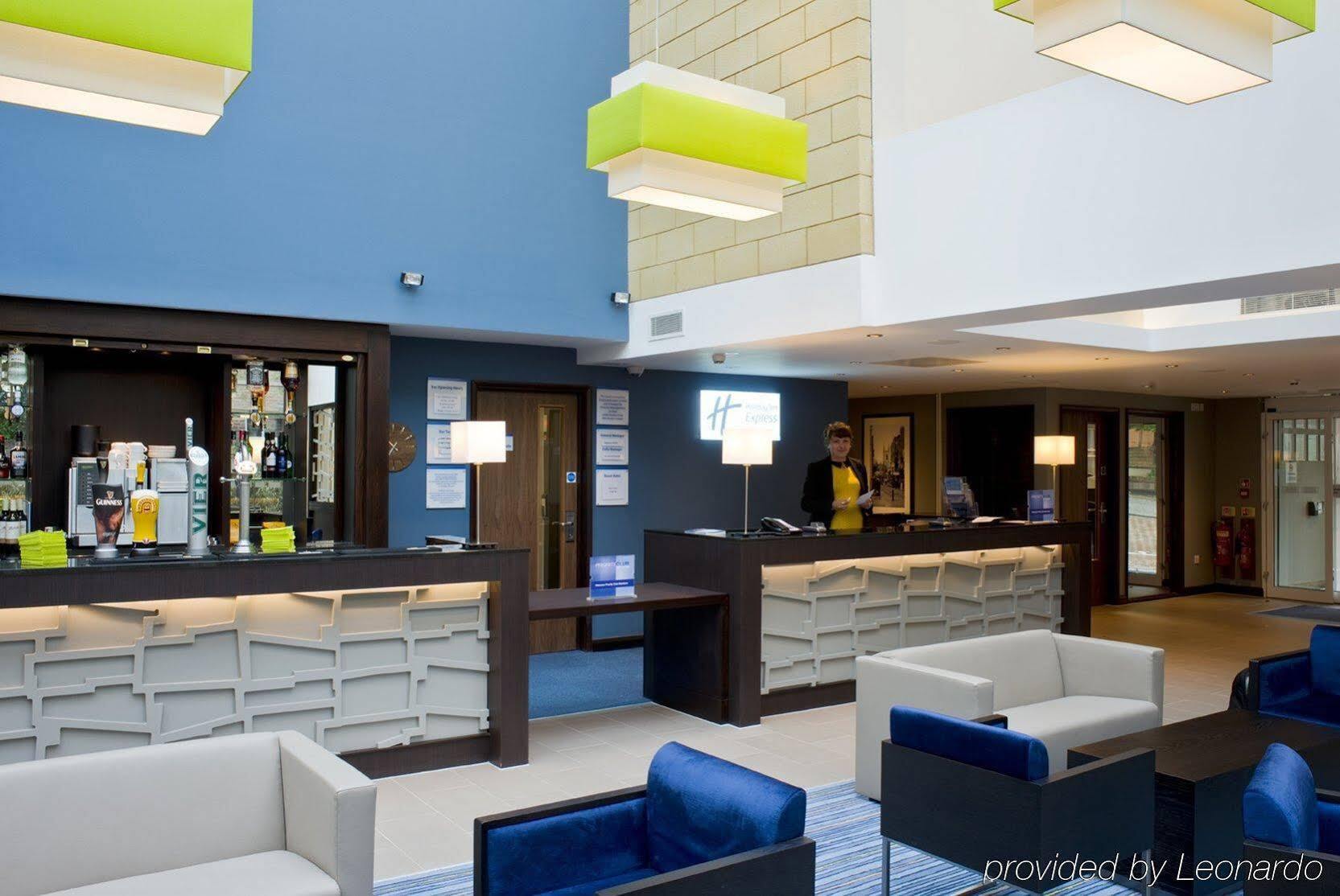 Holiday Inn Express Windsor By Ihg Exterior photo